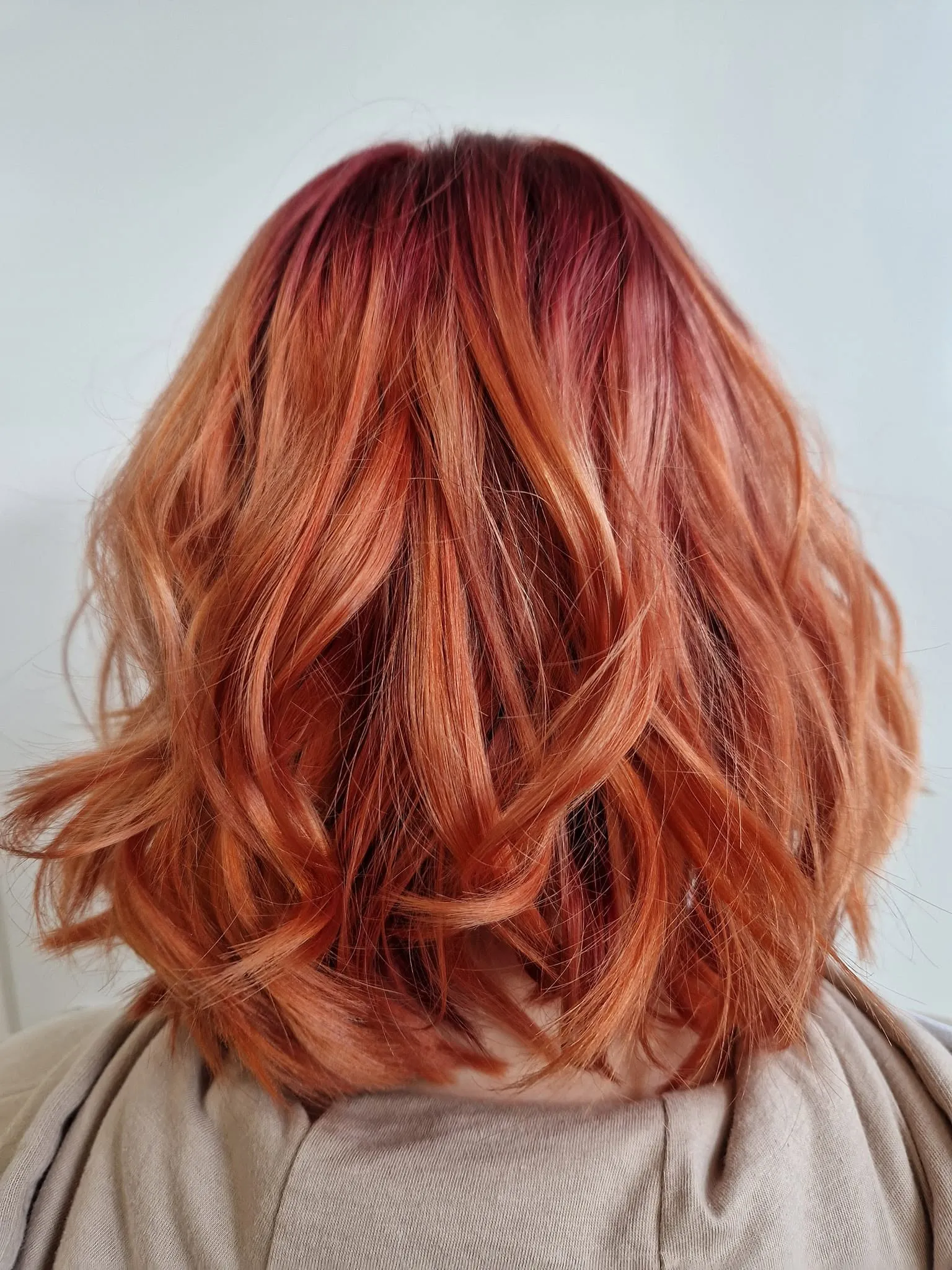 Blond kapsel met krullen
