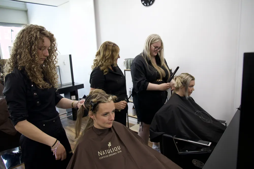 Leerling aan het werk in de salon