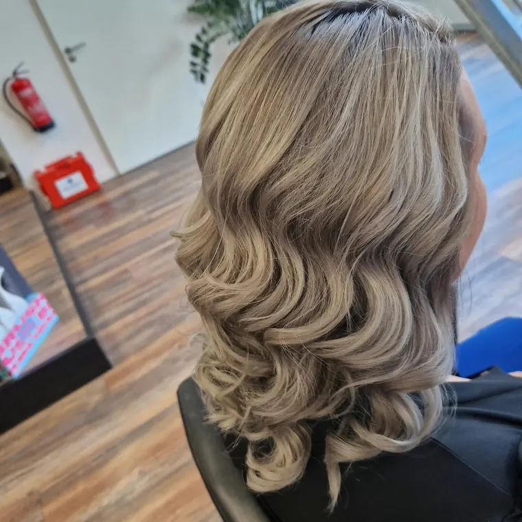 Dameskapsel met volle coupe