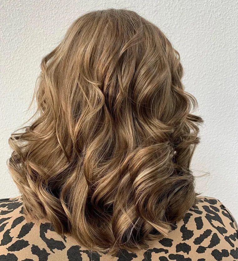 Golvend dameskapsel met warme tinten