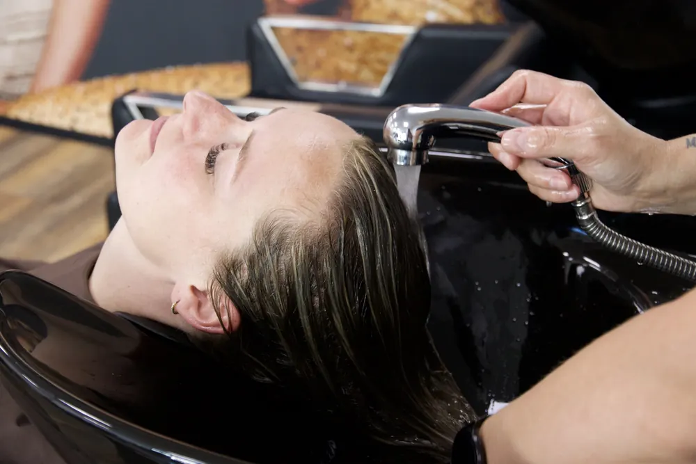 Haar wassen bij de wasunit