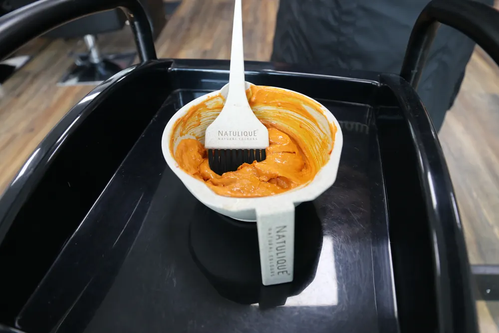 Kleurbakje met kwast klaar voor de behandeling