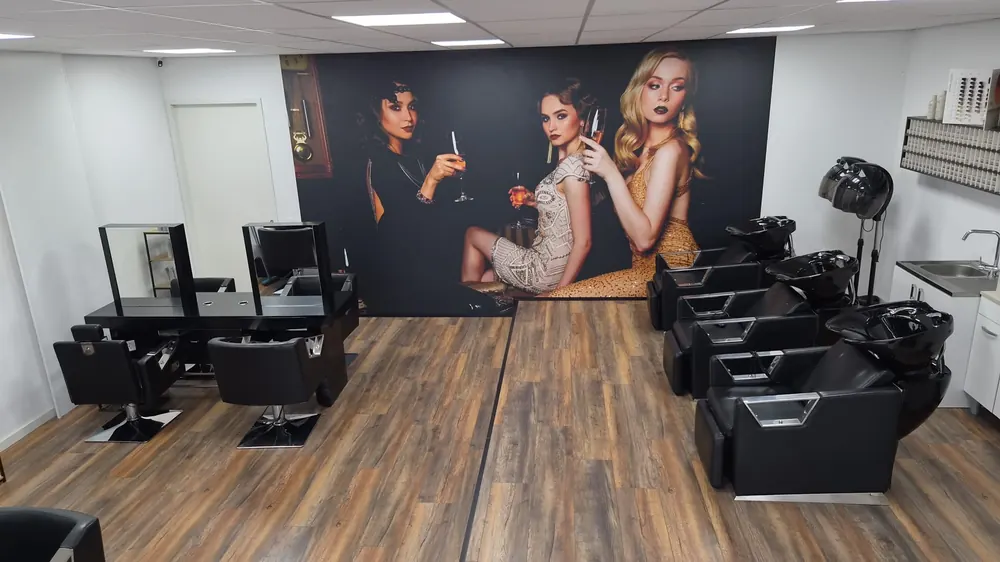 Werkplekken en wasunits in de salon van Devi Hairfashion