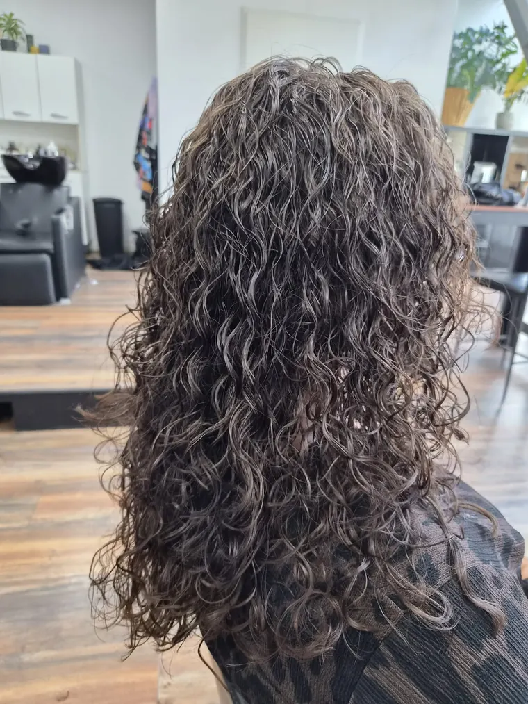 Permanent met natuurlijke krul in donker haar