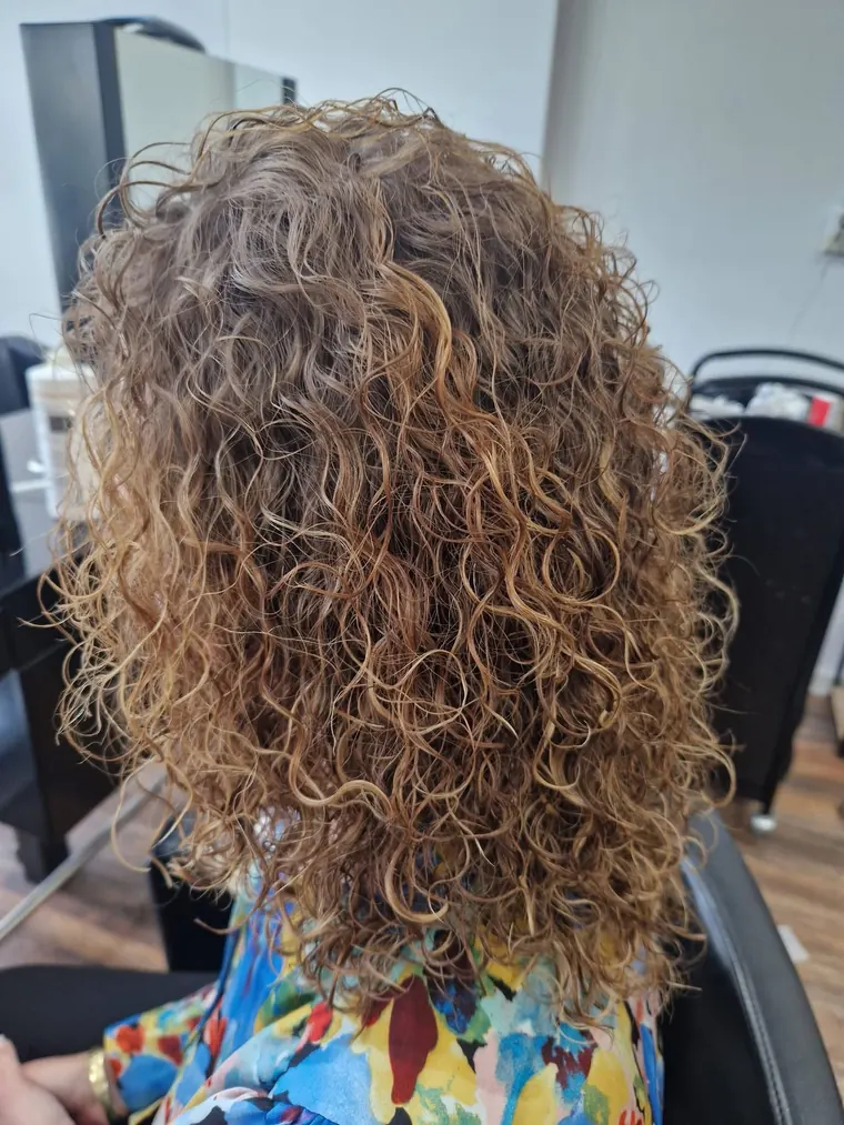 Permanent met warme krullen en veel volume