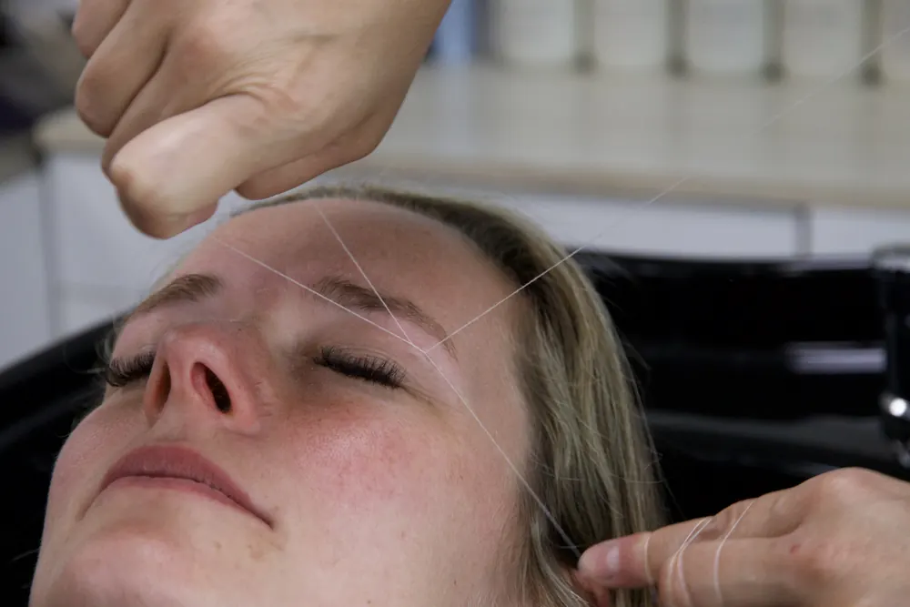 Wenkbrauwen epileren met draad