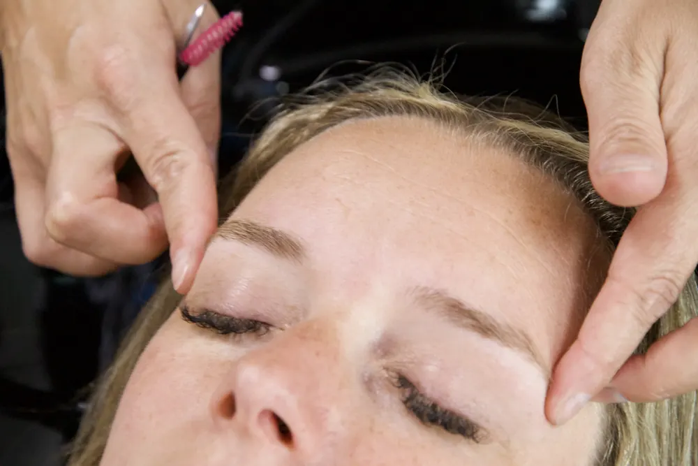 Wenkbrauwen verven in de salon