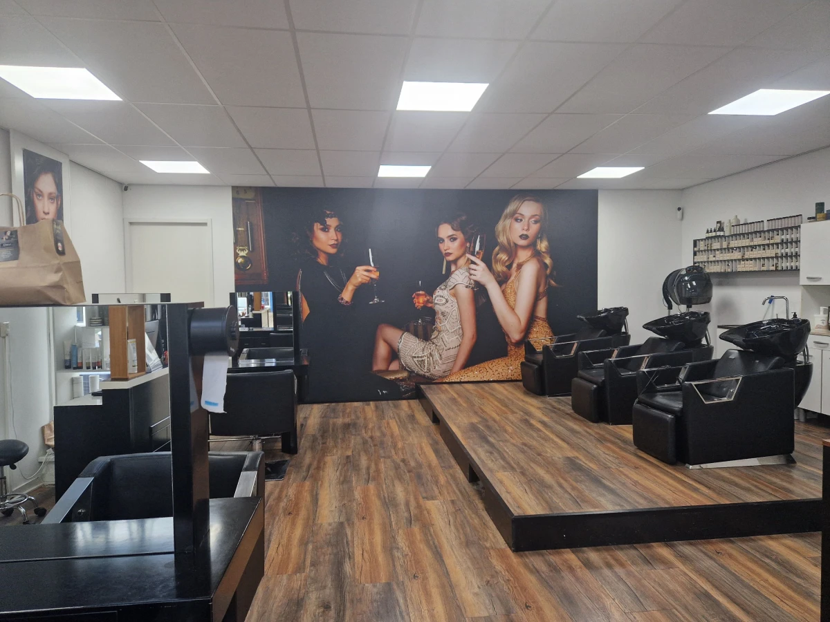 Stoelverhuur bij Devi Hairfashion, Ben jij zelfstandig kapper en op zoek naar een professionele werkplek in Lelystad? Bij Devi Hairfashion kun je een stoeltje huren in onze ruime en luxe kapsalon, inclusief alle basisfaciliteiten. Perfect voor kappers die hun klanten willen ontvangen in een stijlvolle en comfortabele omgeving.